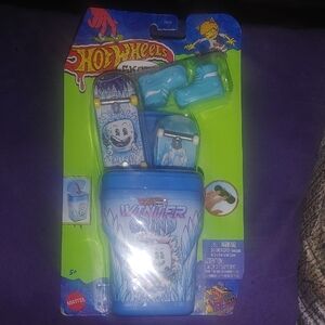 Mattel mini skate set - green and blue graphics